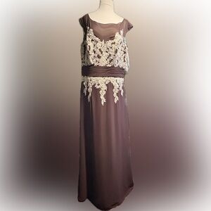 Chic Lace Overlay Maxi Dress in Brown and Cream